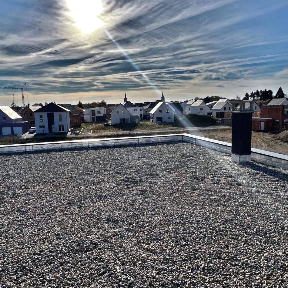 Complexe d'étanchéité avec finition gravillons sur toiture habitation à Strasbourg par Cebat