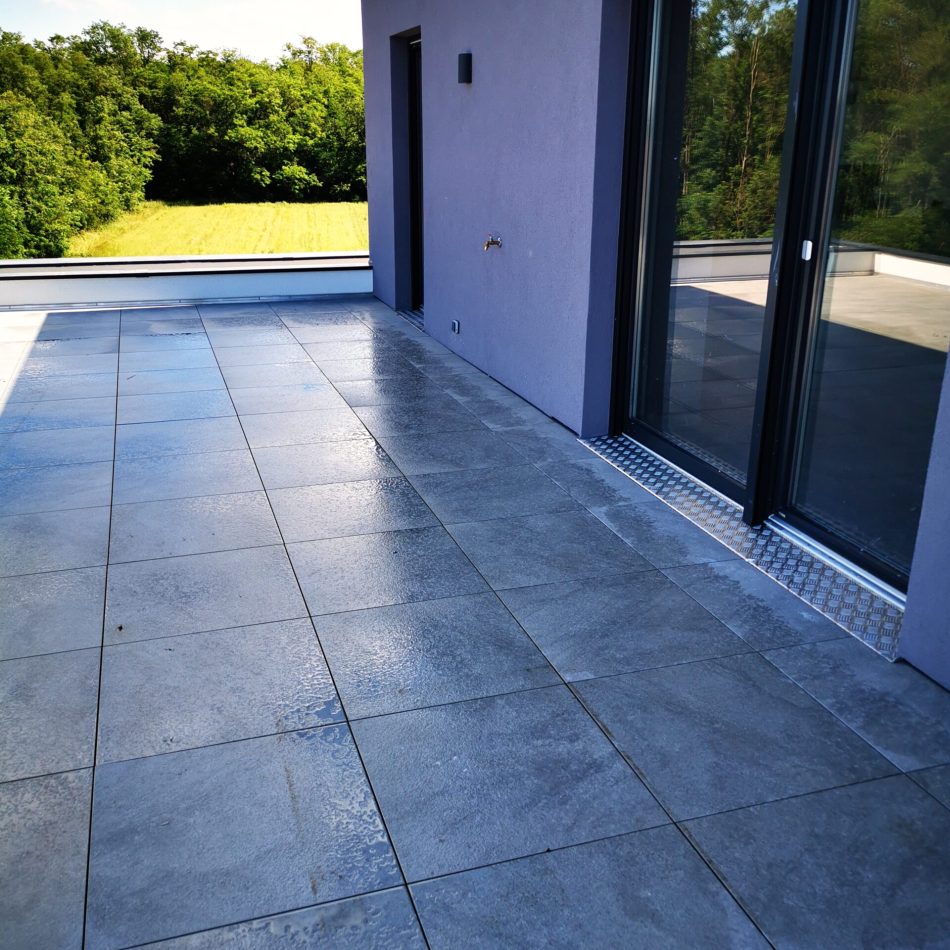 Terrasse avec dalles grès cérame posés par Cebat