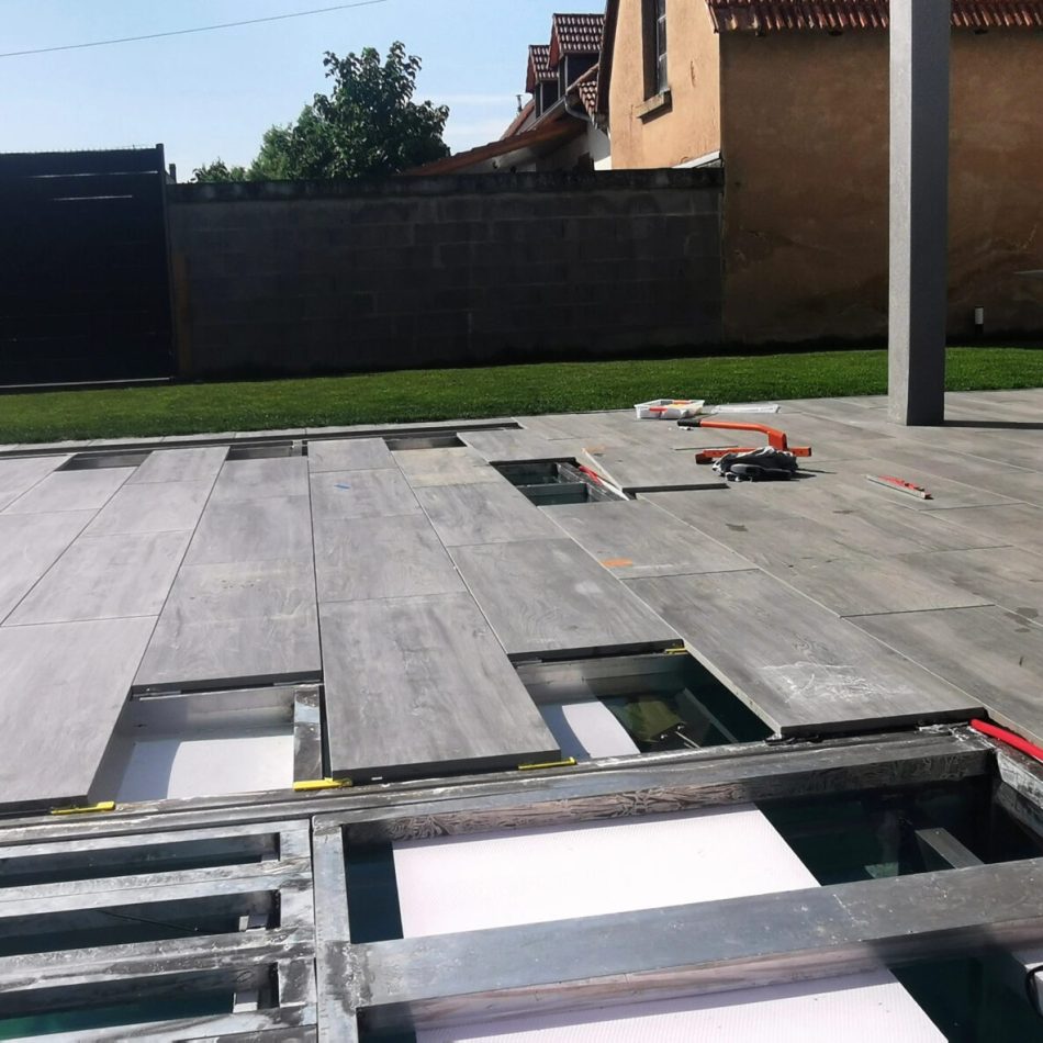 Terrasse dalles sur plots sur structure de piscine cebat Merckwiller