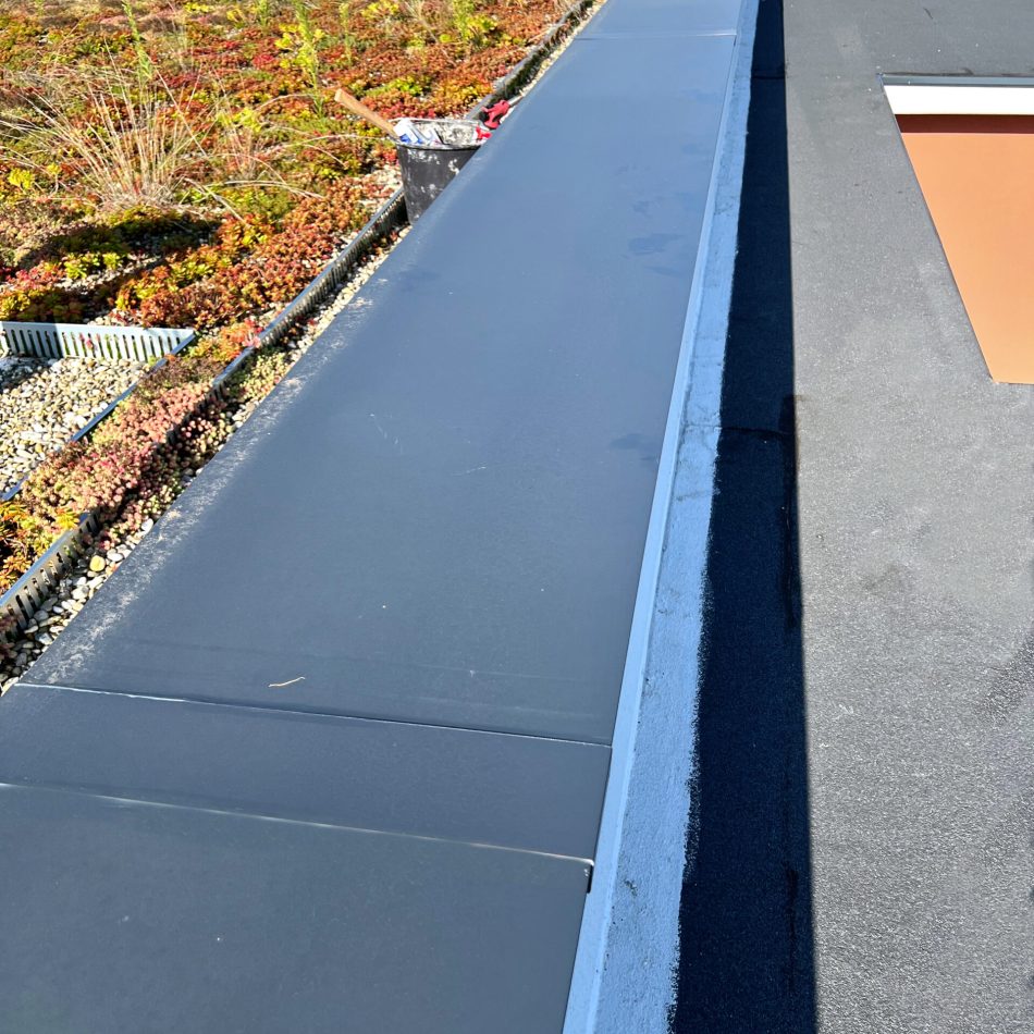 Vue de près de couvertines sur toiture collectif Strabourg par Cebat